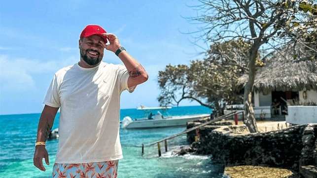 Jairo em frente ao mar em Cartagena, Colômbia