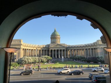 A Catedral de Kazan vista a partir do Zinger Cafe