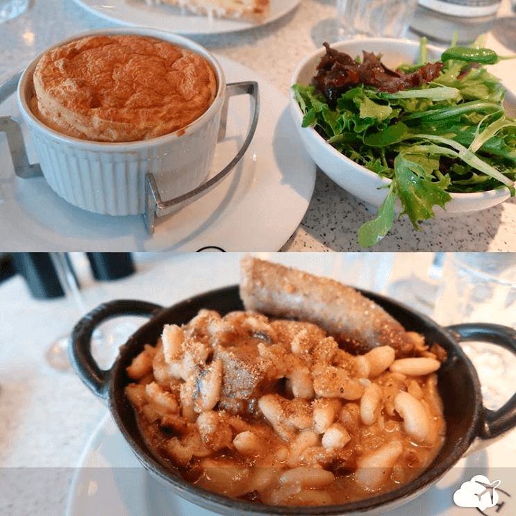 Sopa de cebola e suflê no restaurante Champeaux