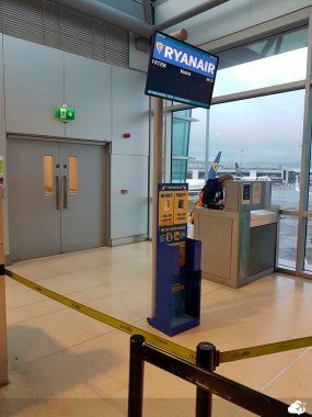 Medidor de bagagem no portão de embarque da Ryanair