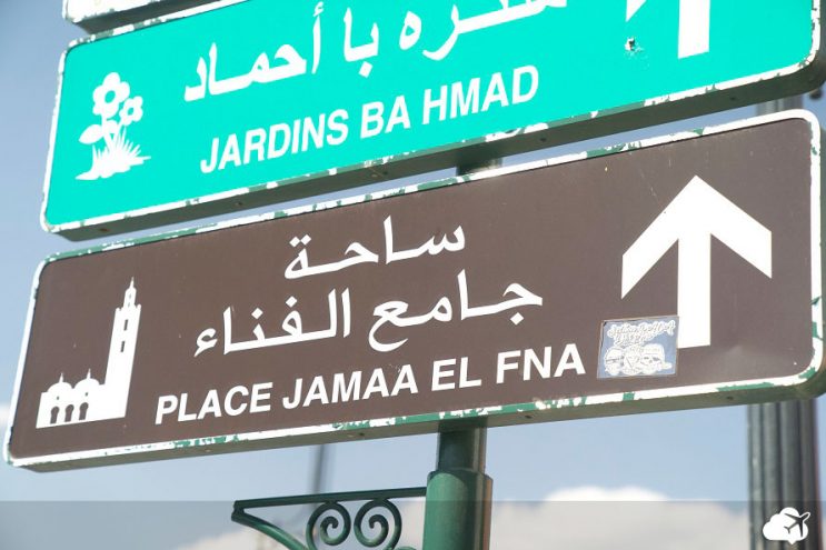 placa no marrocos em diversos idiomas