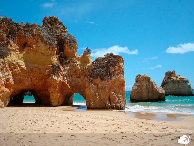 praia no algarve portugal