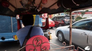 tuk-tuk é um meio de transporte ao viajar para a tailândia