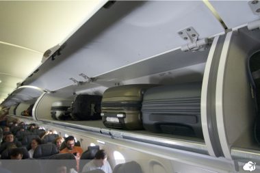 compartimento bagageiro de aeronave