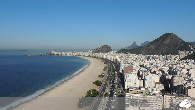 praia de copacabana faz parte do roteiro de todo turista que visita o rio de janeiro
