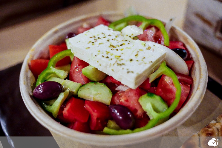 a salada grega é uma das comidas típicas da grécia