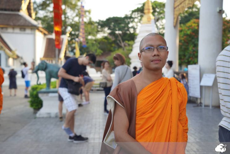 monge budista em chiang mai tailandia