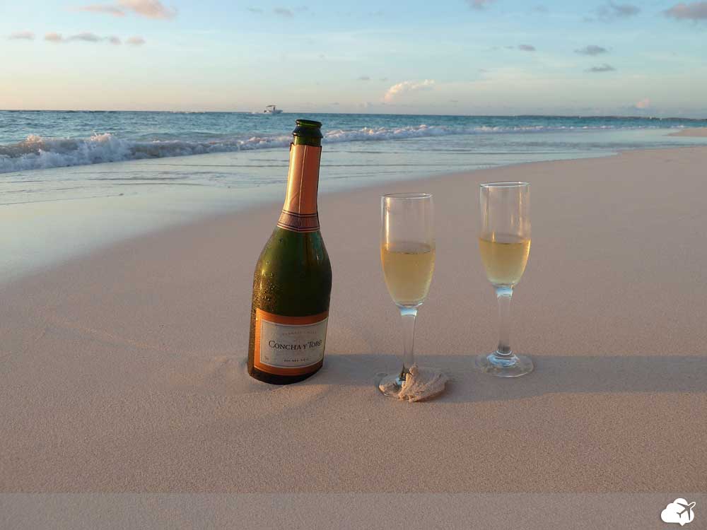 taça de champagne na praia em Aruba
