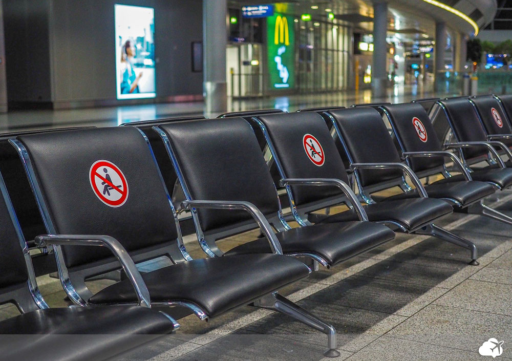 distanciamento em cadeiras no aeroporto